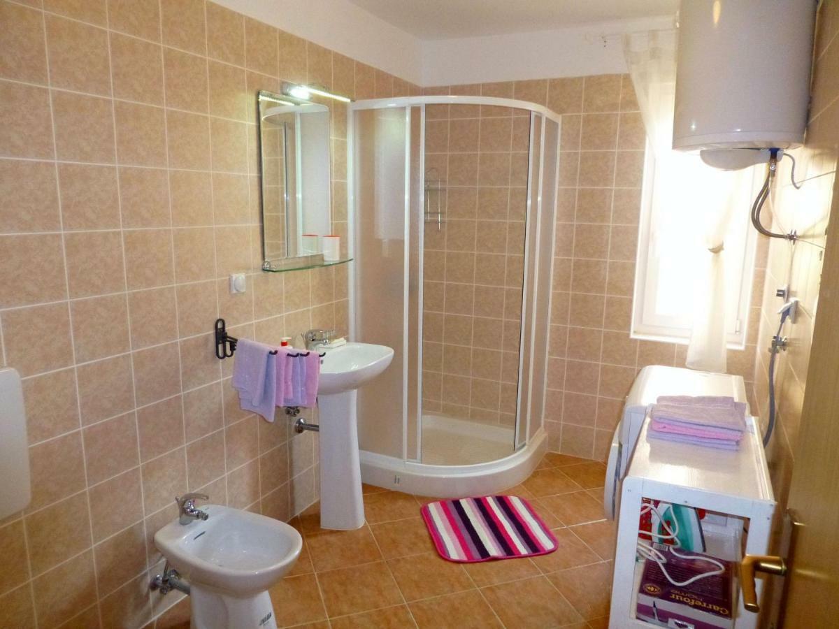 Apartments Kvesic Šilo Esterno foto